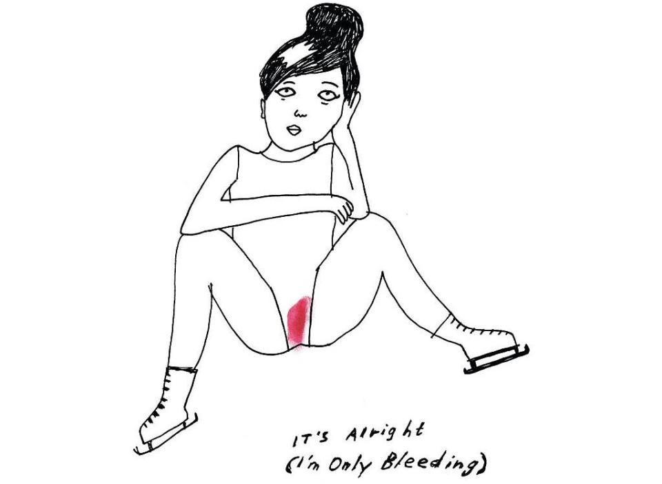 Desenho de uma patinadora sentada com as pernas abertas, sangrando, com a legenda: &#39;Tudo bem. (S&#xf3; estou sangrando) &#39;