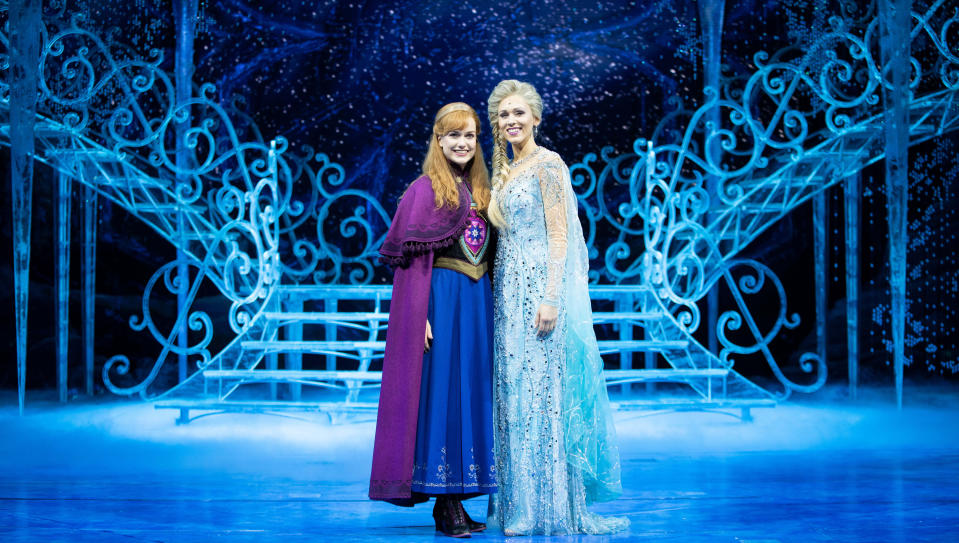 Sabrina Weckerlin (Eiskönigin Elsa, r) und Celena Pieper (ihre Schwester Anna), Musicaldarstellerinnen in dem neuen Musical 