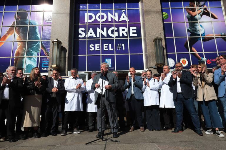 El rector de la UBA, Ricardo Gelpi, ayer en el abrazo solidario al Hospital de Clínicas 