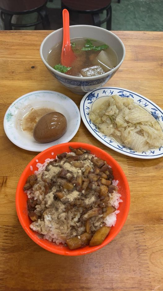 妹子吃滷肉飯必加爆「致死量胡椒粉」！釣出一票死忠粉狂讚：真懂吃