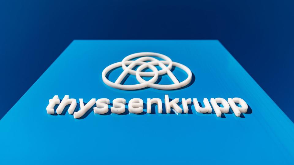 Der angeschlagene Stahl-und Industriekonzern Thyssenkrupp will deutliche mehr Personal abbauen als bisher geplant.