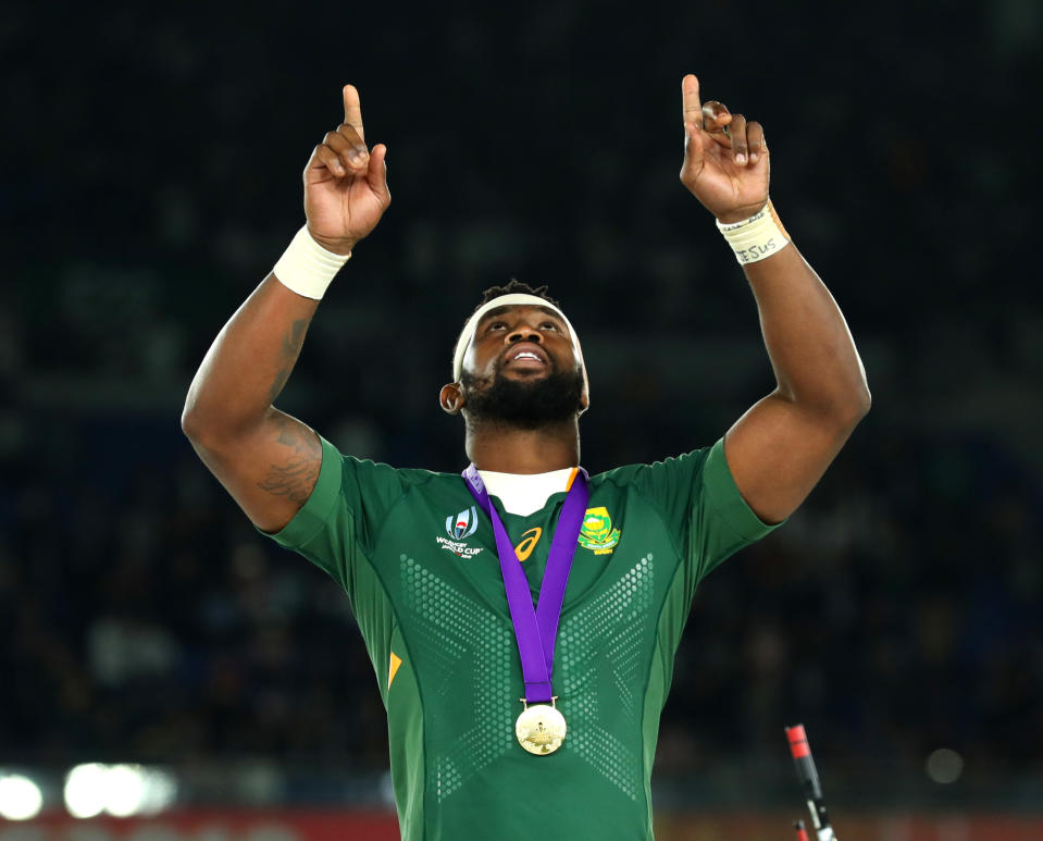 YOKOHAMA, JAPAN - NOVEMBER 02: Siya Kolisi of South Africa points to the sky after collecting his winners medal following his team's victory against England in the Rugby World Cup 2019 Final between England and South Africa at International Stadium Yokohama on November 02, 2019 in Yokohama, Kanagawa, Japan. (Photo by David Ramos - World Rugby/World Rugby via Getty Images)