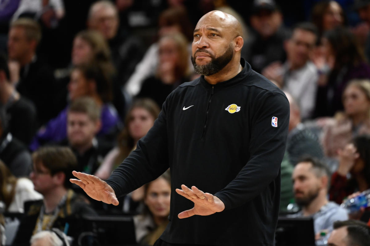 Lakers head coach Darvin Ham calls out officials over 'inconsistency' in  loss to Suns - Yahoo Sports