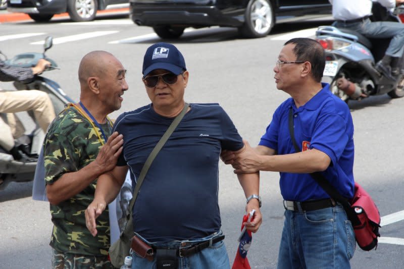 2015年10月7日，愛國同心會在國民黨部前方與警方發生推擠（葉信菉攝）