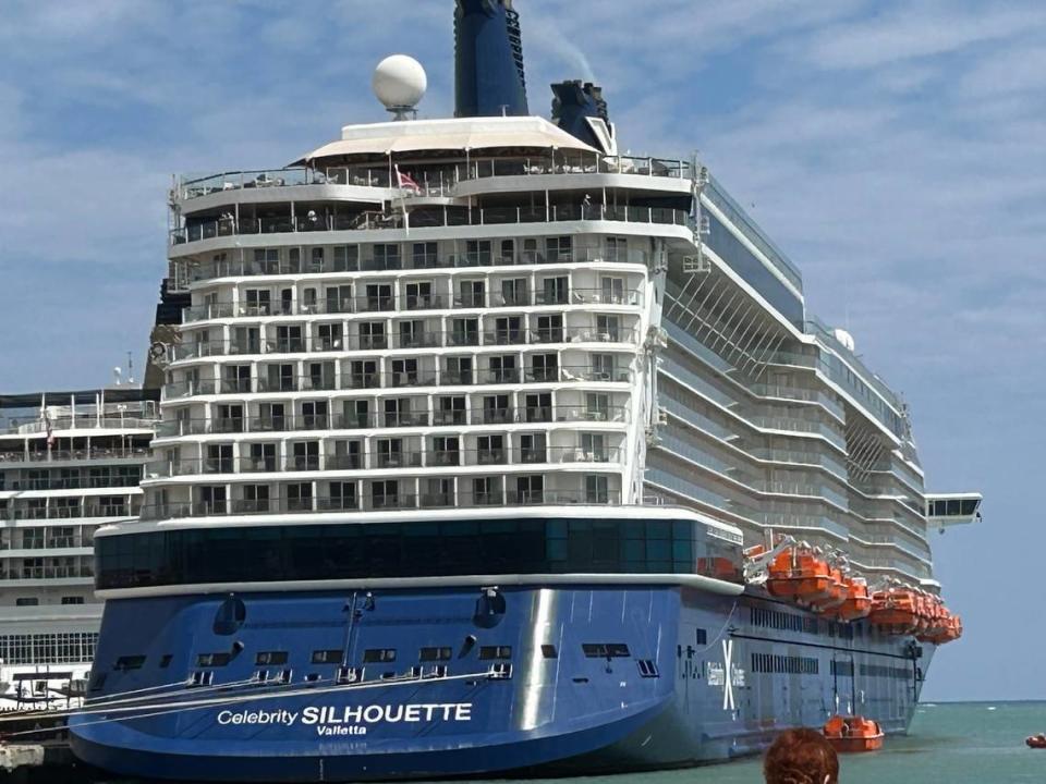 Celebrity Silhouette es un elegante y cómodo barco para 2,886 pasajeros con 12 cubiertas, 2 piscinas, deliciosa comida en varios restaurantes y bares, spa, casino y fantástico servicio.