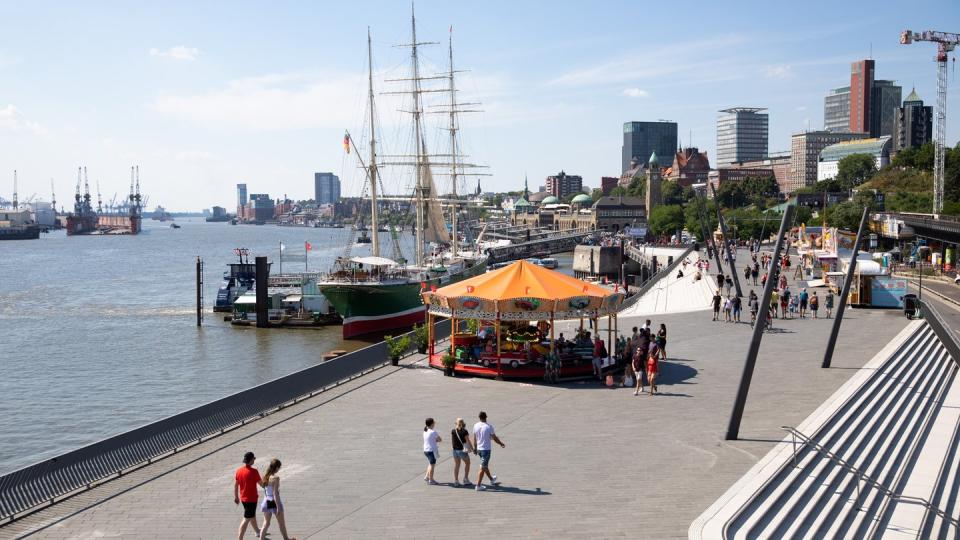 Promenade am Hamburger Hafen. Mit Blick auf Übernachtungen hatten es vor allem große Städte wie Hamburg und Berlin schwer.