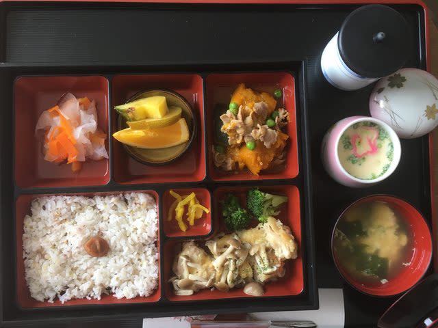 <p>Sur ce plateau, on retrouve : du poulet sauce aux champignons, du porc et de la citrouille, de la salade de carottes, du riz, de la soupe miso et du chawanmushi (flan aux œufs à la japonaise).<br> Crédit photo : imgur </p>