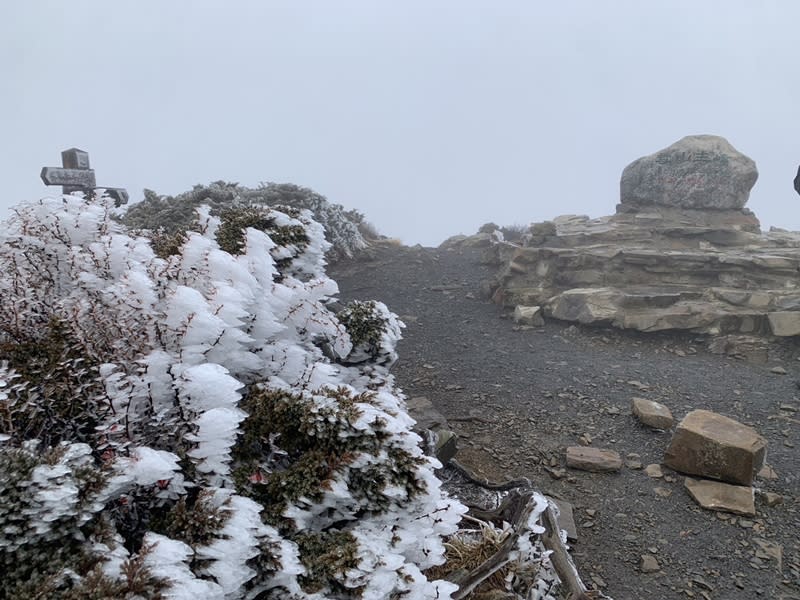 雪霸國家公園管理處表示，21日中午有山友登頂雪山主峰，當時山上氣溫攝氏0度，下起冰霰，且續往雪山北峰前進途中有多處結冰，請山友上山務必注意安全、做好保暖工作。
（中央社／邱仁國提供）