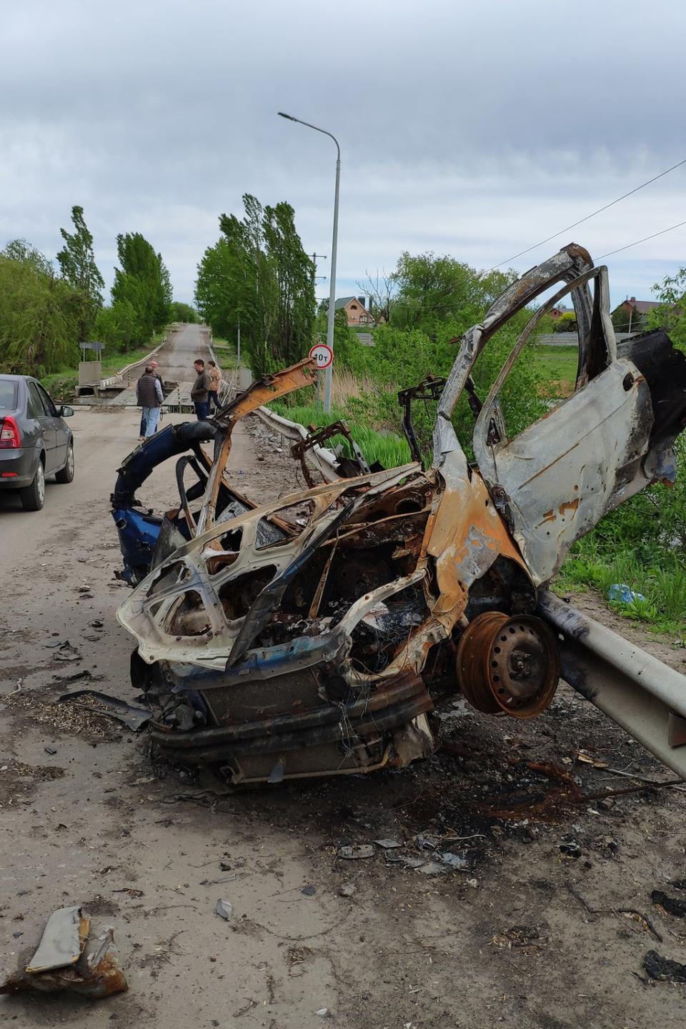 Los restos de un auto destruido en la pelea (Ivan Kharyniak)