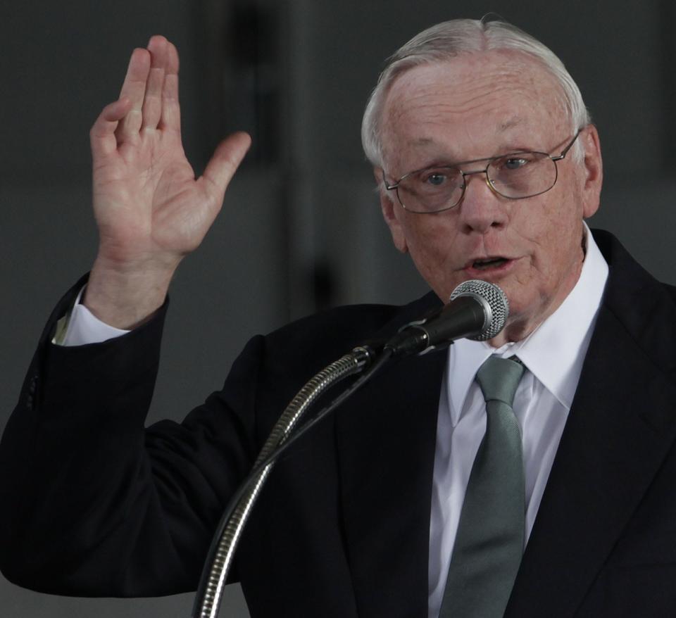 Neil Armstrong in 2009 as he narrated  Portrait of Lincoln accompanied by the Pops. The Cincinnati Pops Orchestra, with Erich Kunzel conducting was joined by The Mormon Tabernacle Choir (360 voices strong) with Mack Wilberg conducting in performance at Riverbend Music Center. Armstrong died three years later.