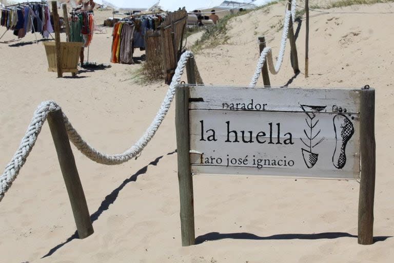 El icónico cartel que da la bienvenida al parador La Huella