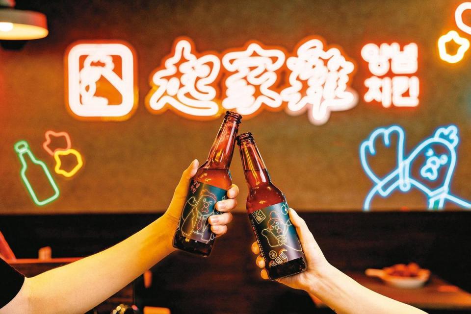 喜歡搞怪、充滿創意的酉鬼啤酒，跟韓式炸雞名店起家雞聯名，推出半半啤酒。