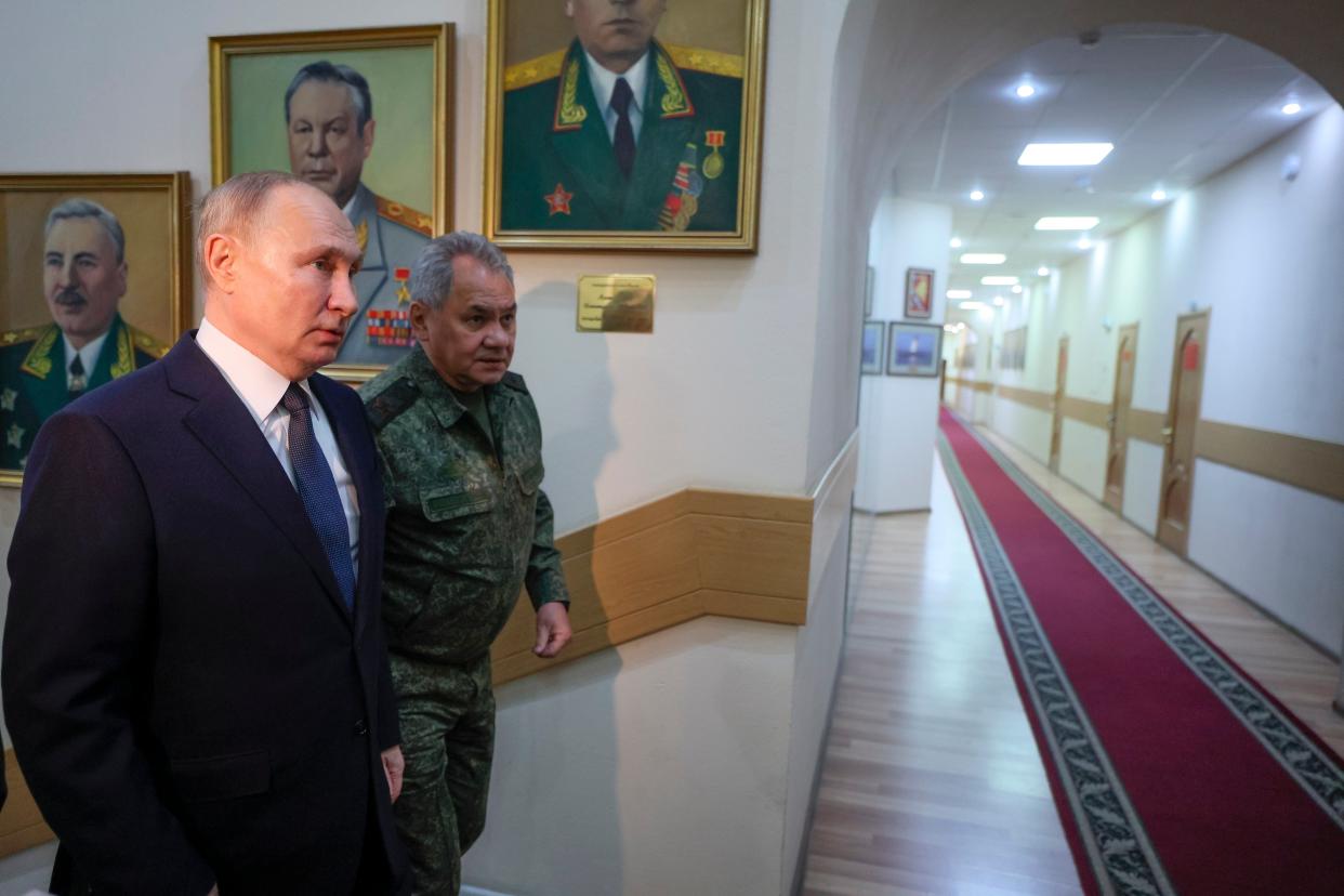 Vladimir Putin, left and Russian Defense Minister Sergei Shoigu arrive at the headquarters of Russia's Southern Military District in Rostov-on-Don (Sputnik)
