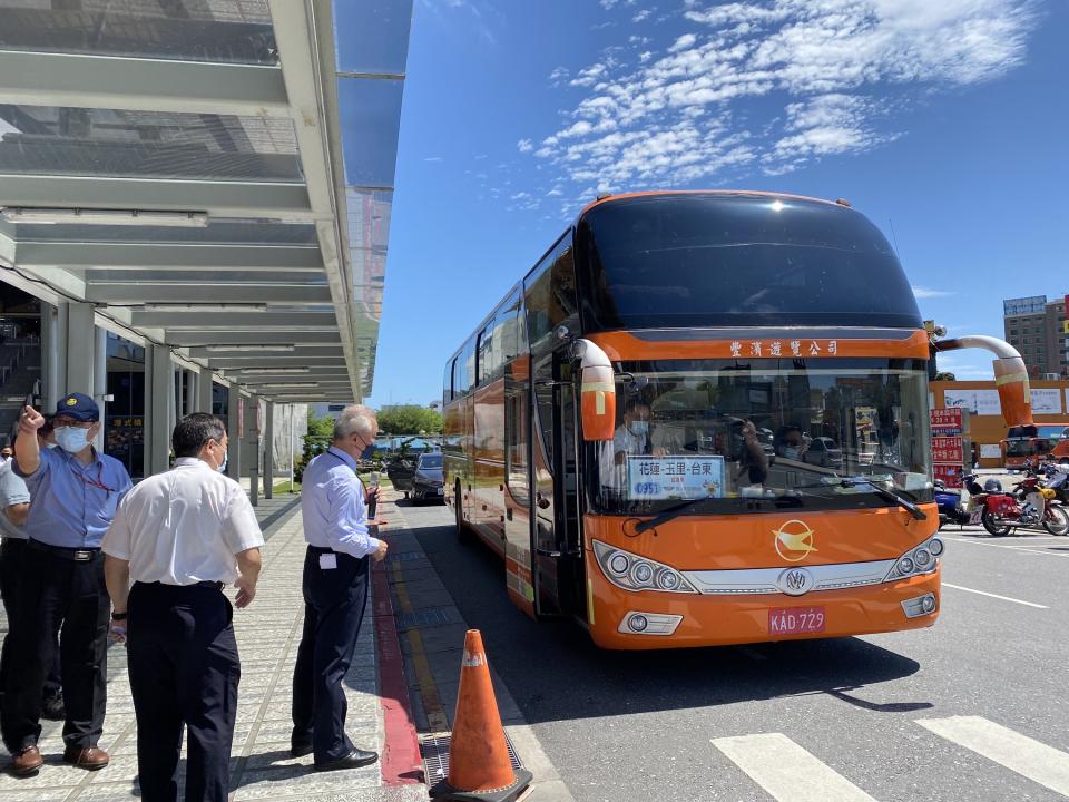 大車行駛高速公路或快速道路4歲以上乘客須繫安全帶。（中央社／檔案照）