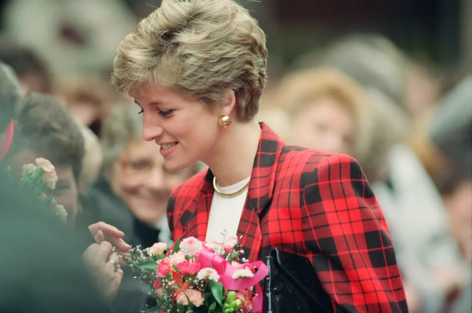 Diana bei einem Rundgang in Manchester im März 1991, auf dem sie die Manchester Art Gallery besuchte. (Getty Images)