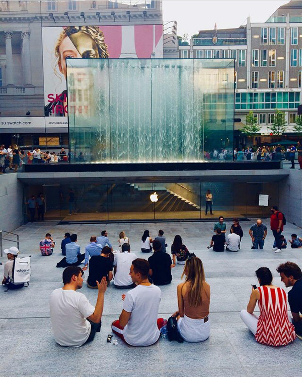 <p>En la imagen, la nueva y espectacular tienda que Apple acaba de inaugurar en Milán. Se llama Apple Store Liberty, debido a que está situada en la Plaza de la Libertad, cerca de la Corso Vittorio Emanuele II, una de las calles más populares de la ciudad italiana. (Foto: Instagram / @glassarchitecture). </p>