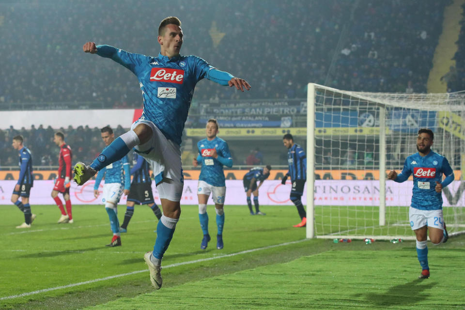 Arkadiusz Milik festeja tras anotar por Napoli en juego de la Serie A frente a Atalanta, en Bergamo, Italia, el lunes 3 de diciembre de 2018. (Paolo Magni/ANSA via AP)