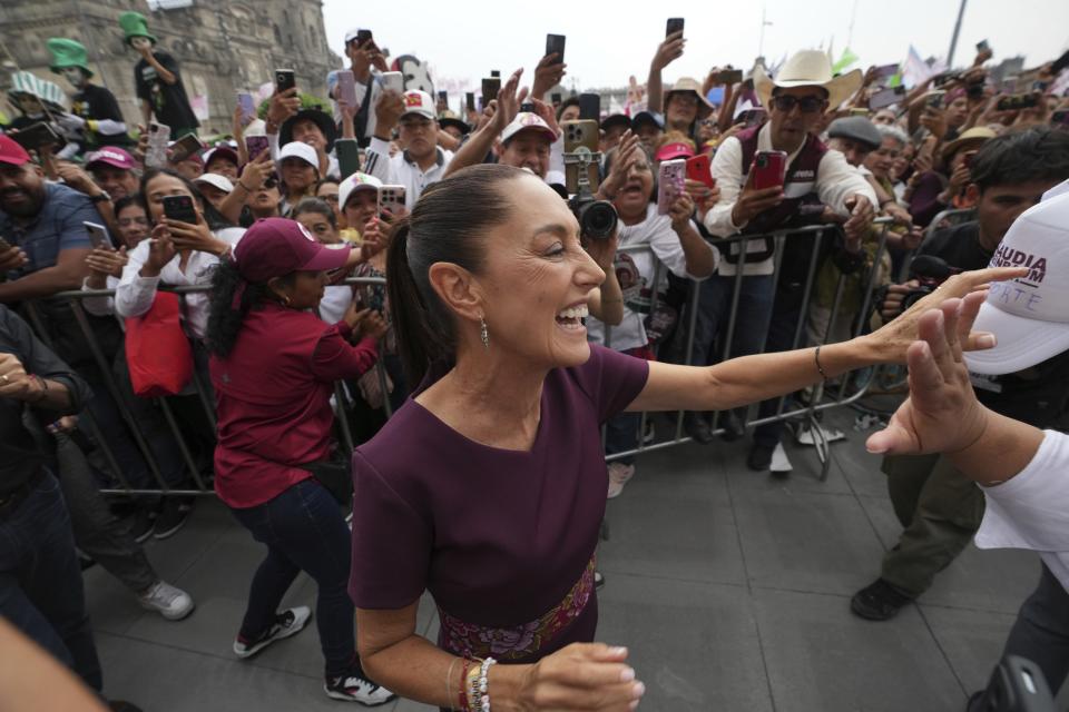La candidata presidencial oficialista Claudia Sheinbaum llega al acto de cierre de su campaña en la plaza del Zócalo en Ciudad de México, el miércoles 29 de mayo de 2024. Las elecciones son el 2 de junio. (AP Foto/Eduardo Verdugo)