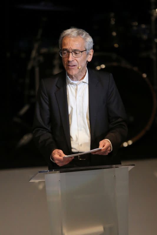 El presidente de la Comisión de la Verdad, Francisco de Roux, habla durante la presentación del informe final de la comisión, en el teatro Jorge Eliércer Gaitán, de Bogotá