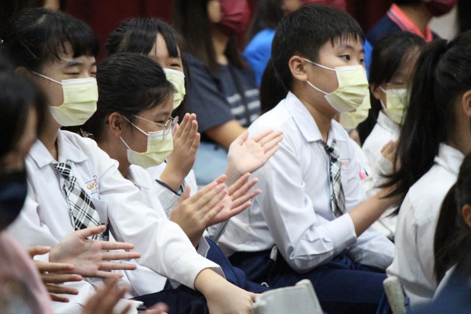 「南勢角學園音樂饗宴」，因新冠疫情影響而睽違兩年後，今天再度登場，現場各校師生共同揮別2022，互相祝福，祈願平安。   圖：竹林中學提供