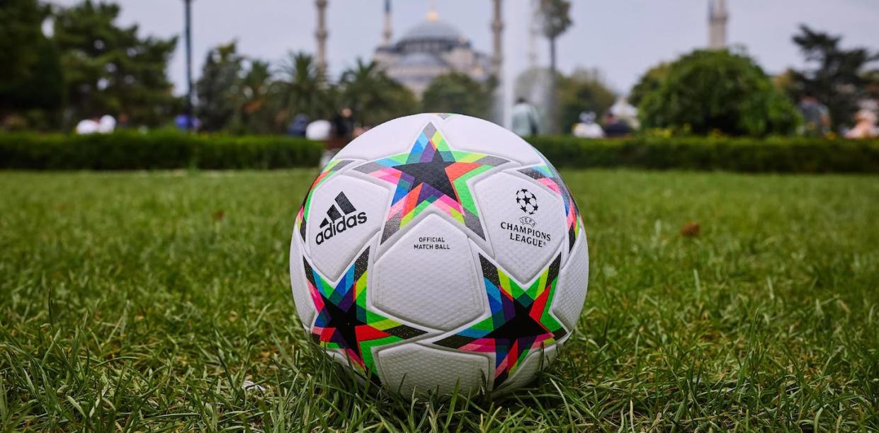 El balón oficial de la temporada 2022/23 en Estambul UEFA