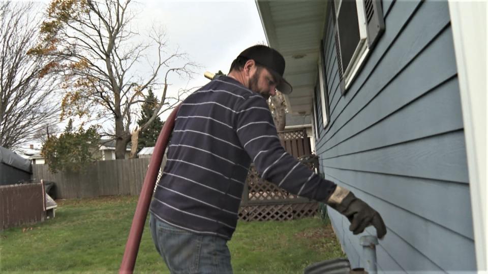 Kings-Hants MP Kody Blois says there are about one million Canadians who use home heating oil, with around 286,000 in Atlantic Canada. A home heating oil delivery is shown in this file photo. (Tony Davis/CBC - image credit)