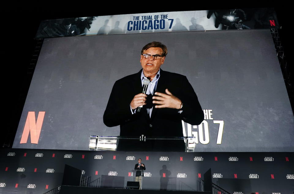 ARCHIVO – Aaron Sorkin, guionista y director "The Trial of the Chicago 7" debajo de en una pantalla de cine al presentar su película en una función de autocine en Pasadena, California, el 13 de octubre de 2020. (Foto Jordan Strauss/Invision/AP, archivo)