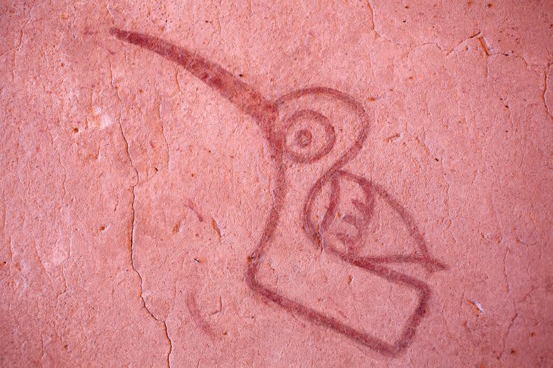 Primer plano de un glifo identificado como la representación de un colibrí de forma rectangular de perfil con un pico largo y un ala extendida, datado probablemente entre 300-400 d.C. y encontrado en el piso de la Plaza de los Glifos en La Ventilla, ruinas de Teotihuacán