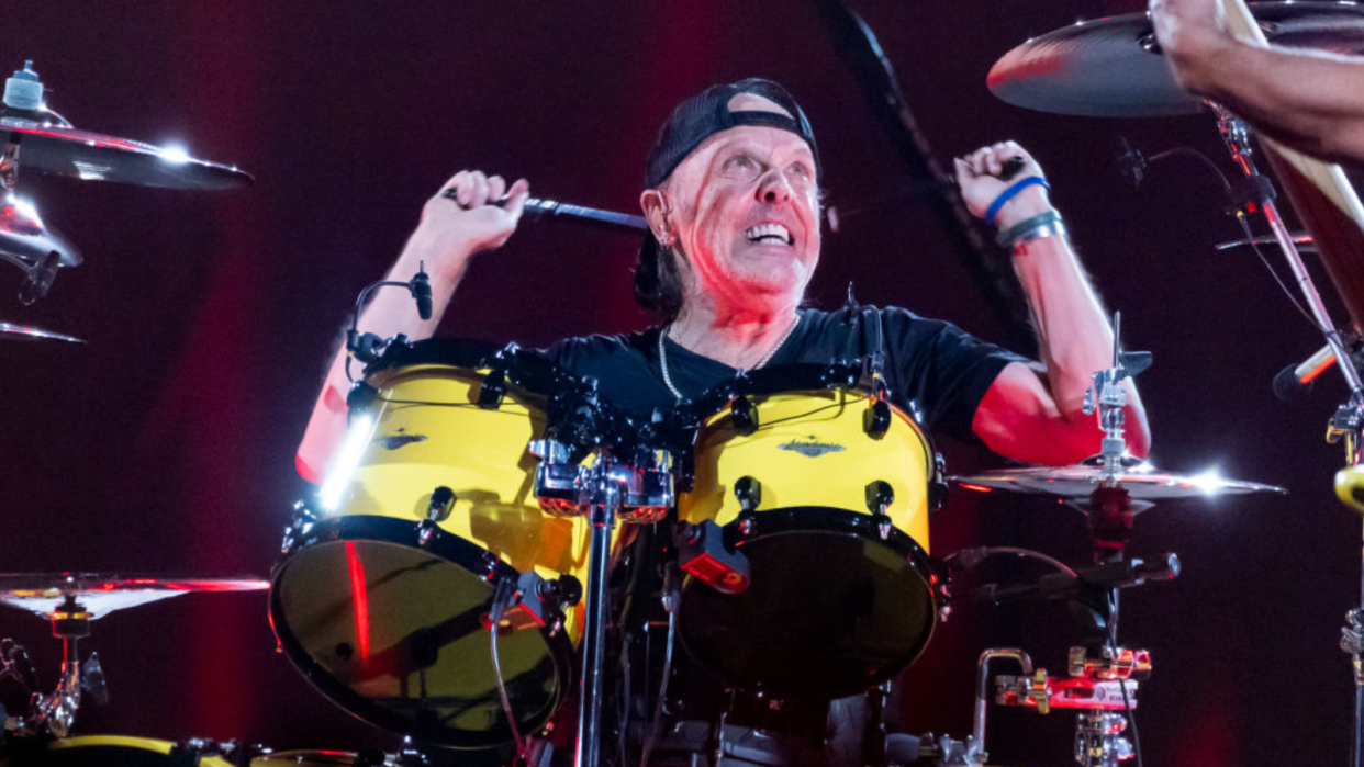  Lars Ulrich performing live with Metallica. 