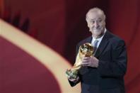 Spain's coach Vicente del Bosque holds the World Cup trophy at the draw for the 2014 World Cup at the Costa do Sauipe resort in Sao Joao da Mata, Bahia state, December 6, 2013. REUTERS/Ricardo Moraes