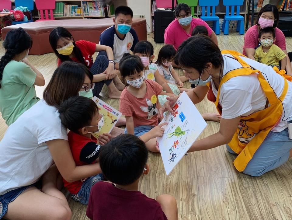 一年一度的Bookstart Day全臺串聯活動已經熱鬧啟動，澎湖的親子們走進圖書館來段甜蜜有趣的兒歌童樂會。