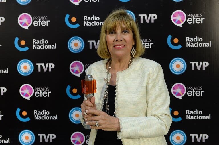 Alicia Petti con el premio ETER, que obtuvo en 2015