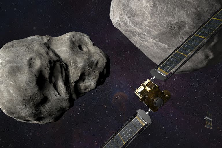 Esta ilustración, facilitada por el Laboratorio de Física Aplicada de la Universidad Johns Hopkins, muestra a la sonda Dart de la NASA, al frente a la derecha, y a la sonda LICIACube, de la Agencia Espacial Italiana, abajo a la derecha, antes de que la primera se impacte contra el asteroide Dimorphofos, a la izquierda, que gira alrededor del asteroide Didymos, arriba a la derecha.