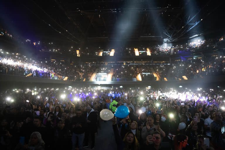 Uno de los clubes de fans repartió globos y banderitas de Argentina para darle la bienvenida a su ídolo.