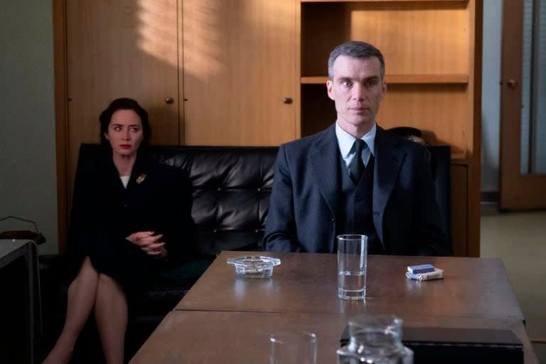 Emily Blunt y Cillian Murphy, ambos nominados, en una escena de Oppenheimer, la gran favorita para ganar el Globo de Oro al mejor film dramático del año