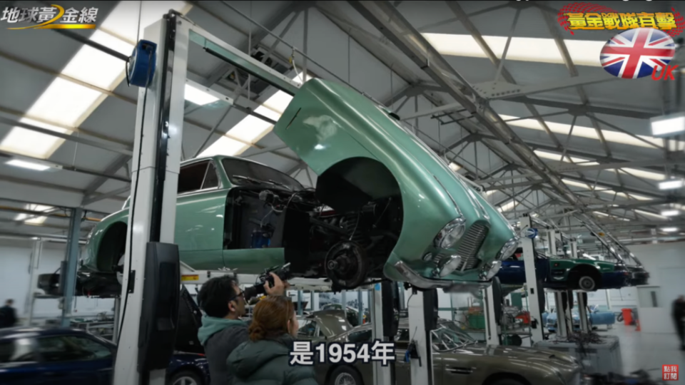 Aston Martin Works的維修區中擁有1954年打造的DB2/4。(圖片來源/ 地球黃金線)