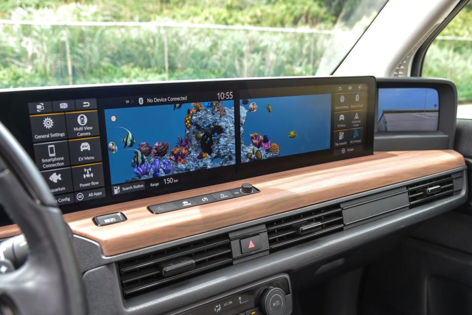 2組12.3吋觸控螢幕主機可顯示與調整設定車輛的絕大部分功能系統，並可支援Apple CarPlay & Android Auto，同時左右畫面還可互換使用。