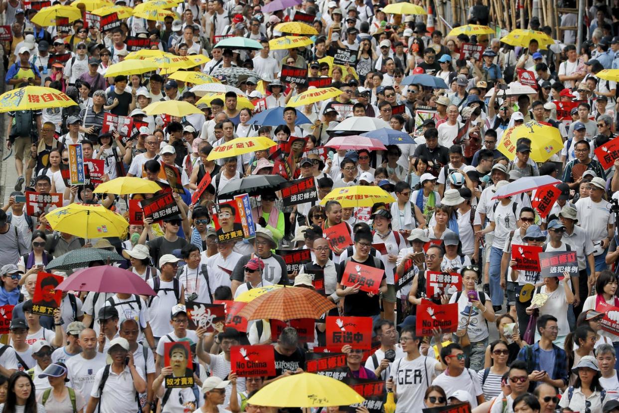 <span class="caption">In Asia, umbrellas are commonly used as a form of sun protection.</span> <span class="attribution"><a class="link " href="http://www.apimages.com/metadata/Index/Hong-Kong-Extradition-Law/36f5f8262ce543ae9a1ff799c2a027c7/52/0" rel="nofollow noopener" target="_blank" data-ylk="slk:AP Photo/Kin Cheung;elm:context_link;itc:0;sec:content-canvas">AP Photo/Kin Cheung</a></span>