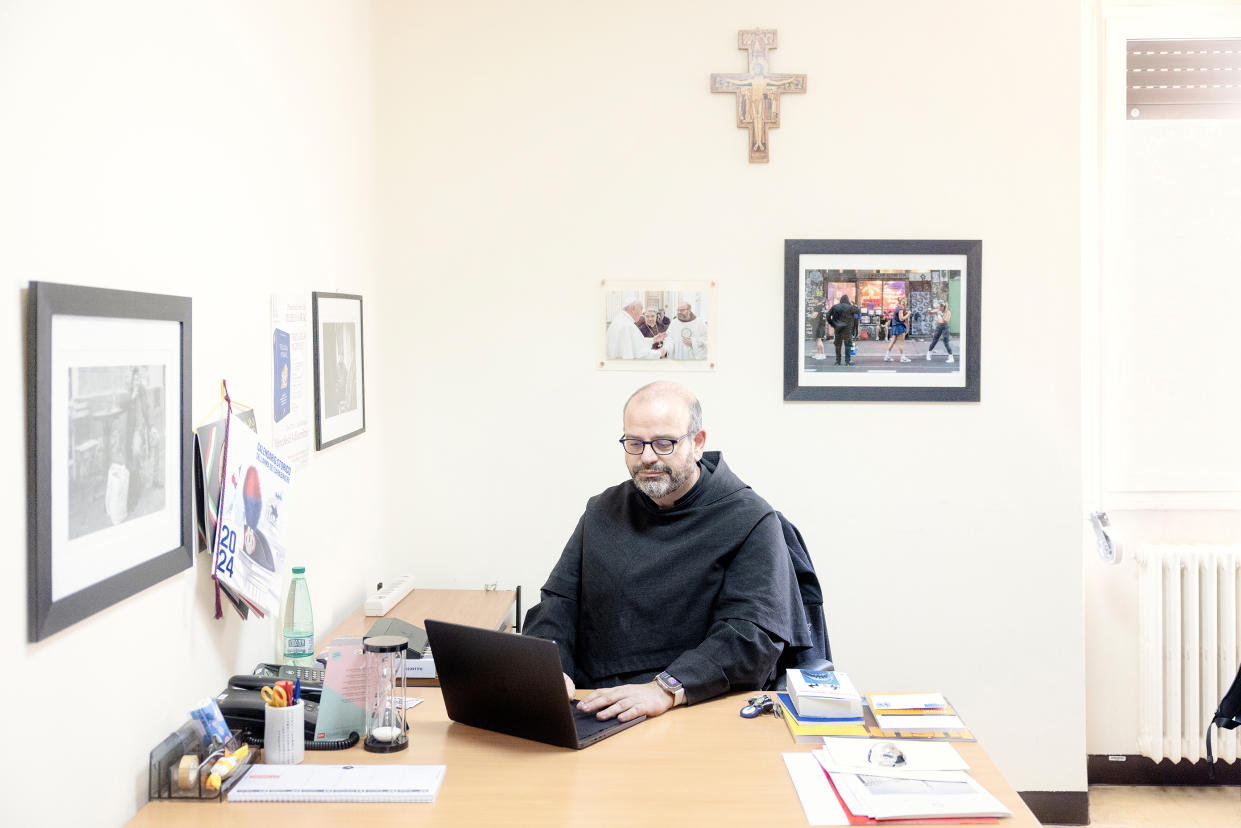 Paolo Benanti, un fraile franciscano y profesor de la Pontificia Universidad Gregoriana, el equivalente a la Universidad de Harvard de las universidades pontificias de Roma, en su oficina de esa universidad, en Roma, el 29 de enero de 2024. (Alessandro Penso/The New York Times)