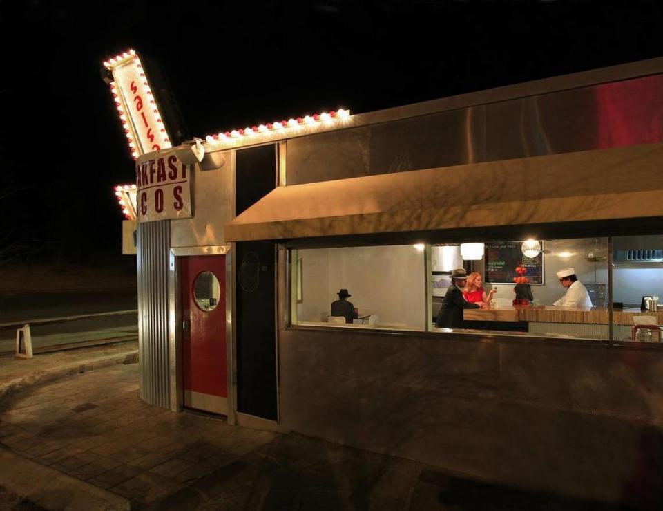 In 2014, Star-Telegram photgrapher Paul Moseley posed diners in Salsa Limón, re-enacting the Edward Hopper artwork “Nighthawks.”