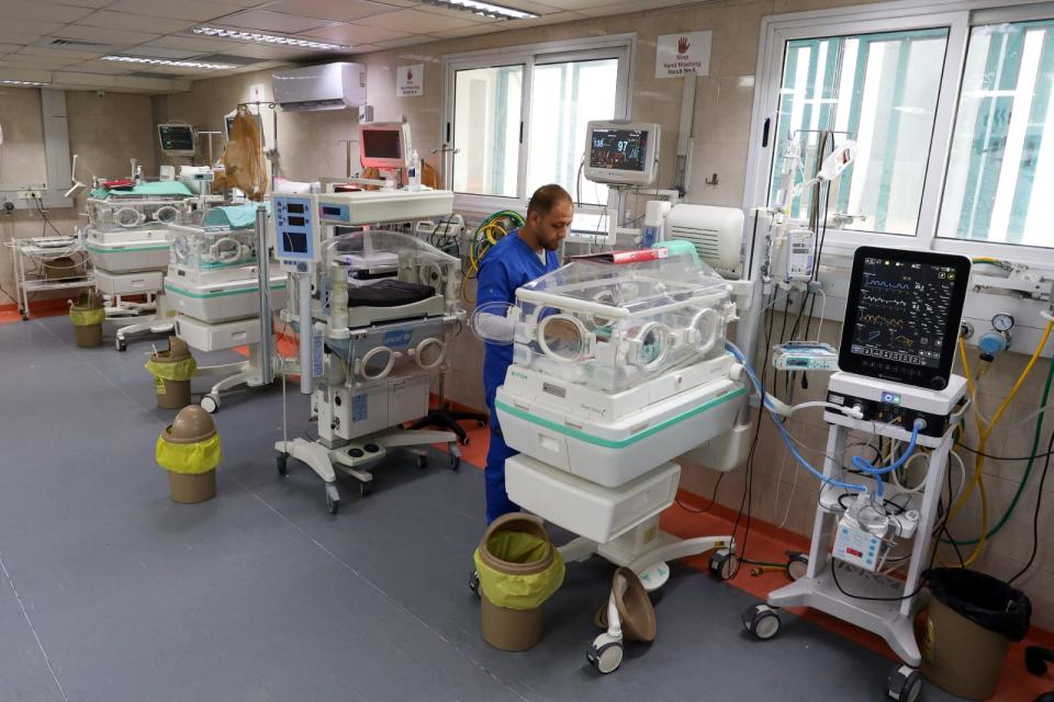 加薩走廊最大醫院希法醫院燃料快用盡，將保留給新生兒保溫箱使用，圖為22日。路透社