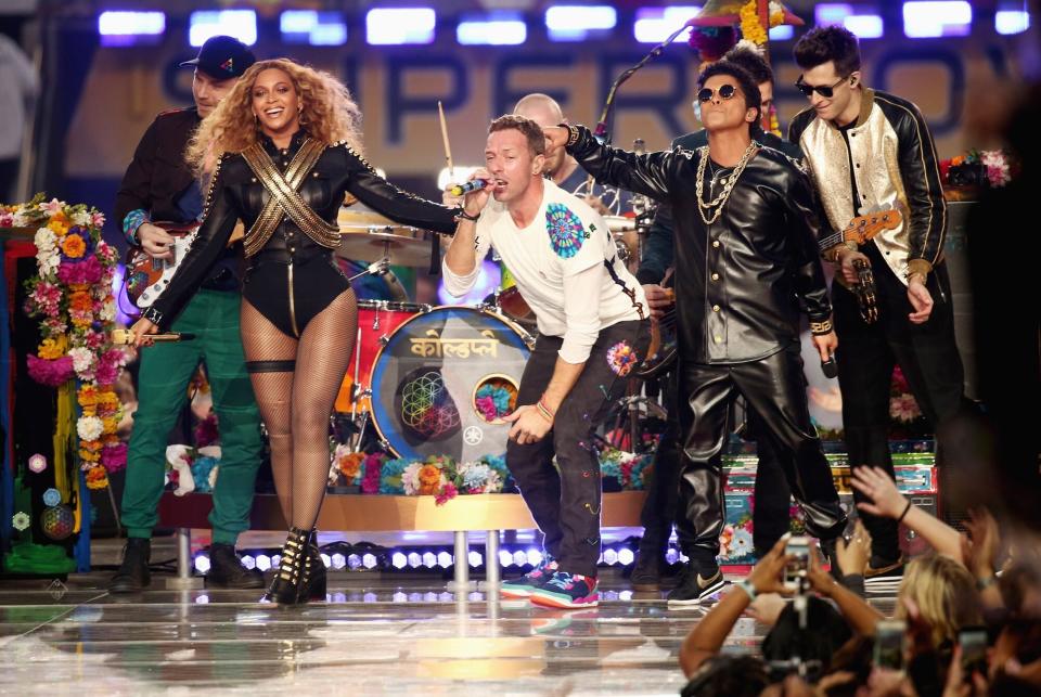 SANTA CLARA, CA - FEBRUARY 07: (L-R) Jonny Buckland of Coldplay, Beyonce, Chris Martin of Coldplay, Bruno Mars and Mark Ronson perform onstage during the Pepsi Super Bowl 50 Halftime Show at Levi's Stadium on February 7, 2016 in Santa Clara, California. (Photo by Christopher Polk/Getty Images)