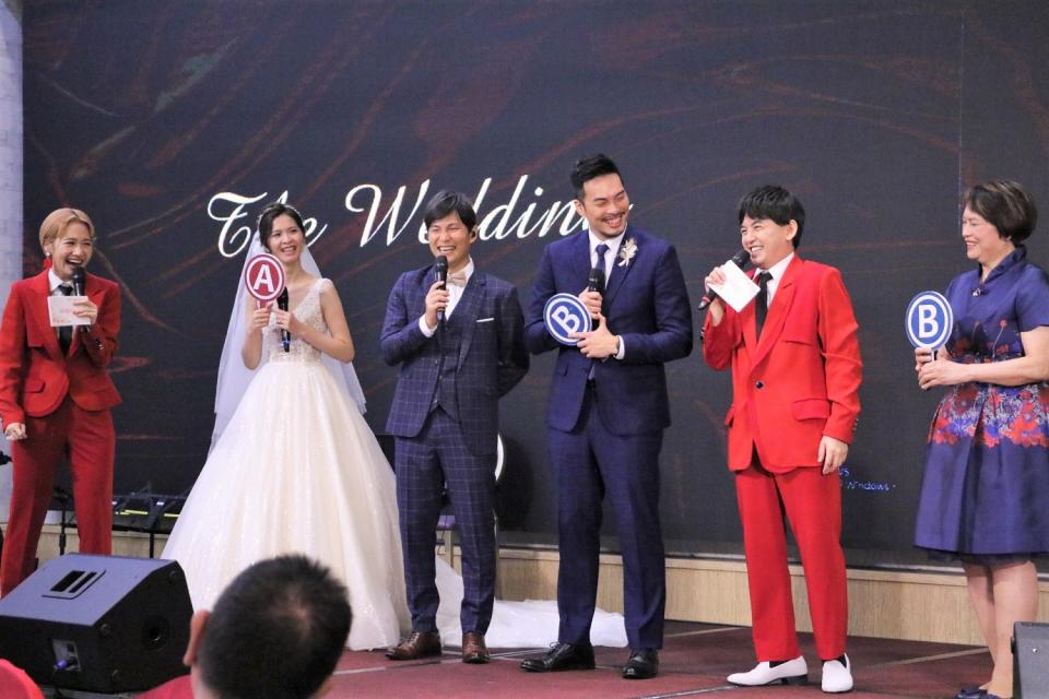《婚禮歌手》孫協志（左三）當婚禮歌手，與新人在舞台上玩遊戲。（圖／東森）