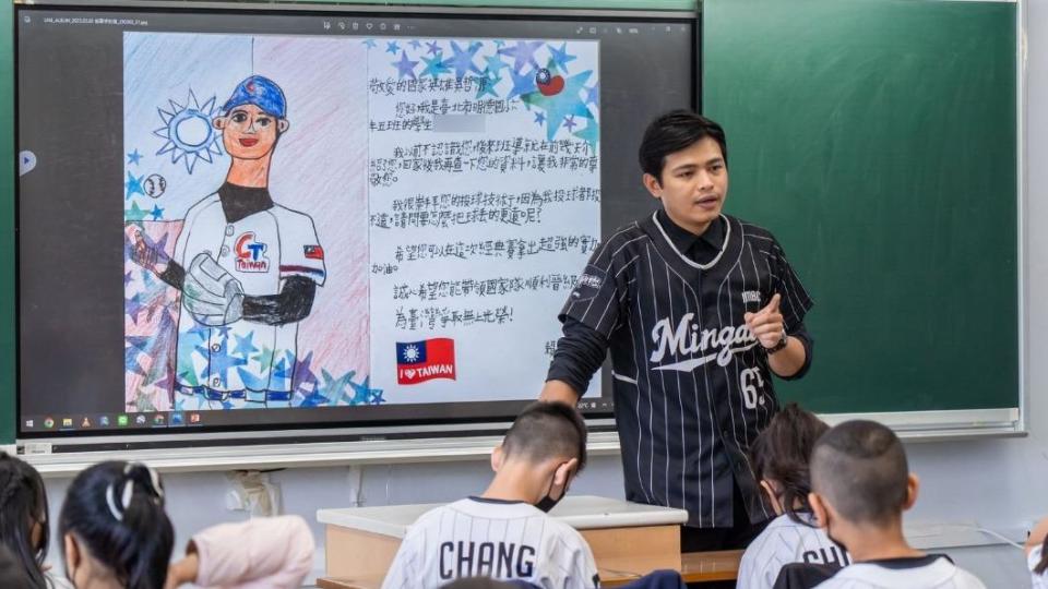 林冠志帶領班上同學一起寫卡片。（圖／Home Run Taiwan授權提供）