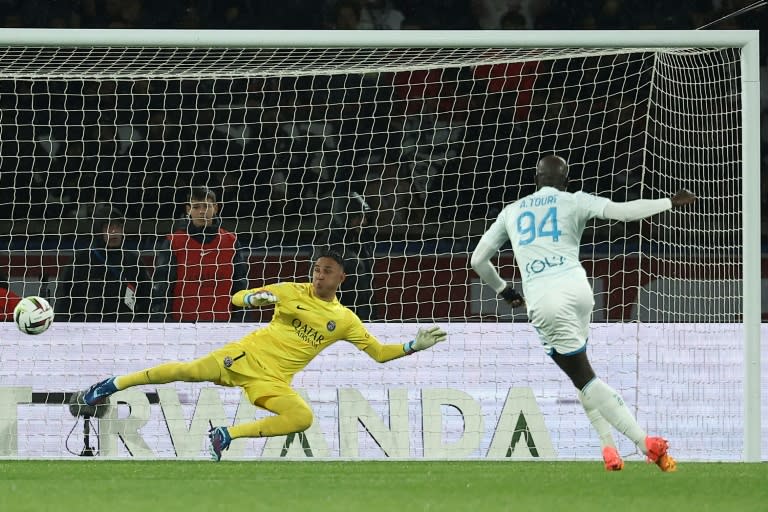 Le Havrais Abdoulaye Touré (d) marque sur penalty face au gardien du PSG Keylor Navas, le 27 avril 2024 au Parc des Princes (FRANCK FIFE)