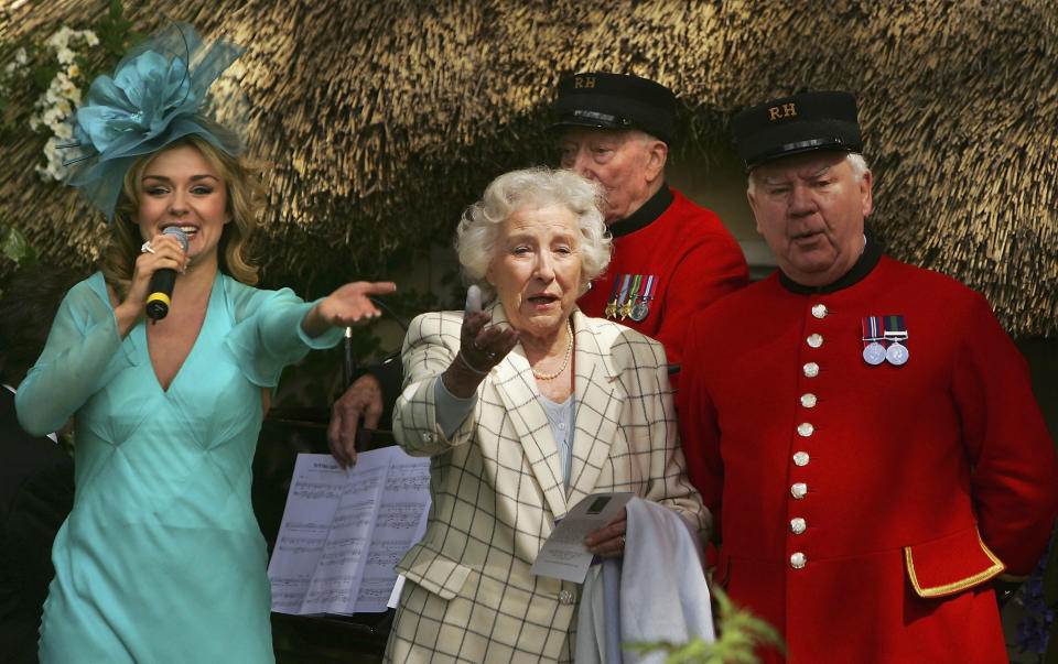 Katherine Jenkins and Dame Vera Lynn at the 2005 Chelsea Flower Show.