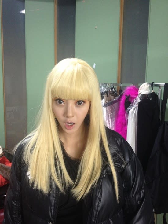 Son Dam Bi reveals new blonde hair style