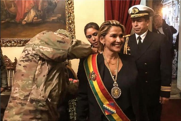 El máximo jefe militar coloca la banda presidencial a Jeanine Áñez, cuando asumió en 2019