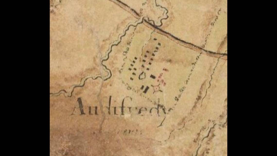 Living quarters for enslaved people were found in rows, as depicted by a 1770 map of the estate.