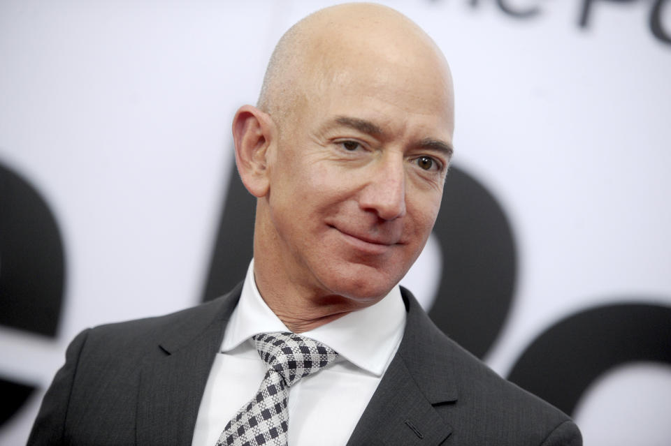 <p>Sul gradino più alto del podio, per il quarto anno consecutivo,c’è il fondatore di Amazon, Jeff Bezos, con un patrimonio di 177 miliardi di dollari (64 miliardi in più dello scorso anno). (Dennis Van Tine/MediaPunch /IPX)</p> 